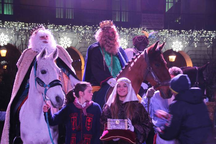 Errege magoen desfilea tolos 83 1546717666895