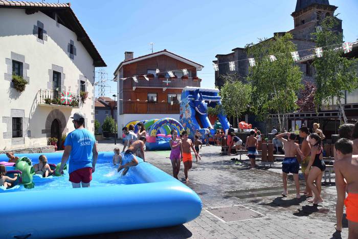 Ura eta jolasak, haurren goz 1 1566045873129