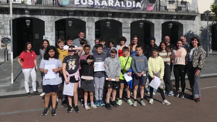 Eskolako Agenda 2030eko lanketak eta proposamenak eraman dituzte udaletxera