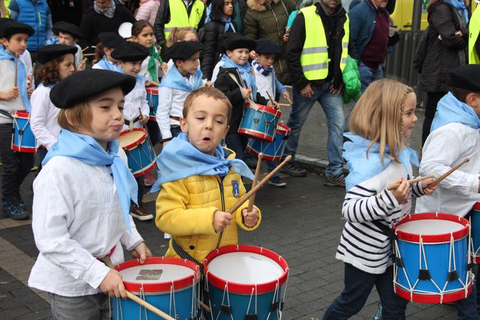 Larramendi auzoko danborrada 22 1540643605634