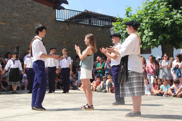 Emakumeak dantzari, lehenengo aldiz soka dantzan - 34