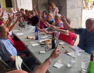 Jubilatuak 'Txoria txori' abesten