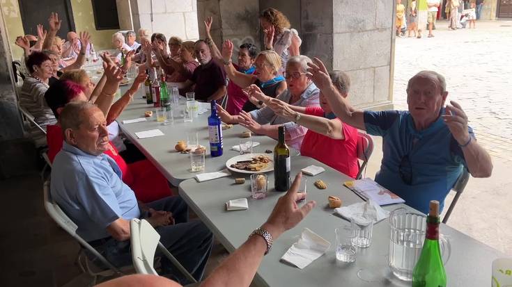 Jubilatuak 'Txoria txori' abesten
