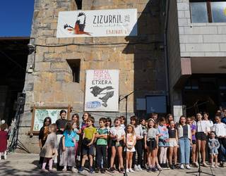 2026ko Eskola Txikien festaren logoa aurkeztu dute Zizurkilen