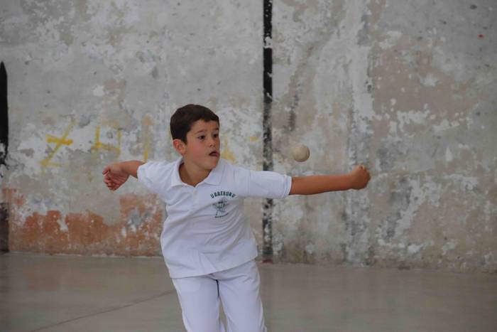 Zuriz jantzi zen Berrobiko f 8 1567409248117