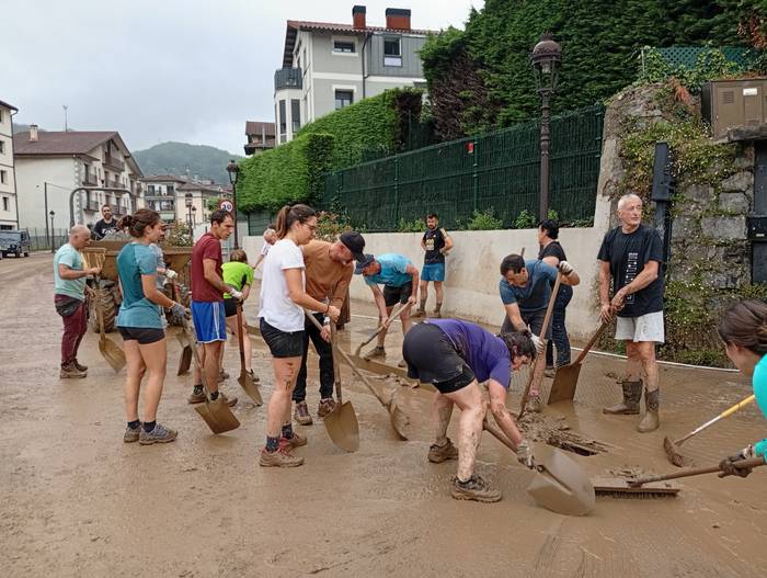 Kaleak garbitzen aritu ziren herritarrei eskerrak eman dizkie udalak