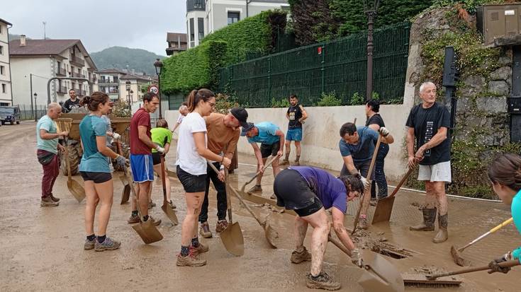 Kaleak garbitzen aritu ziren herritarrei eskerrak eman dizkie udalak