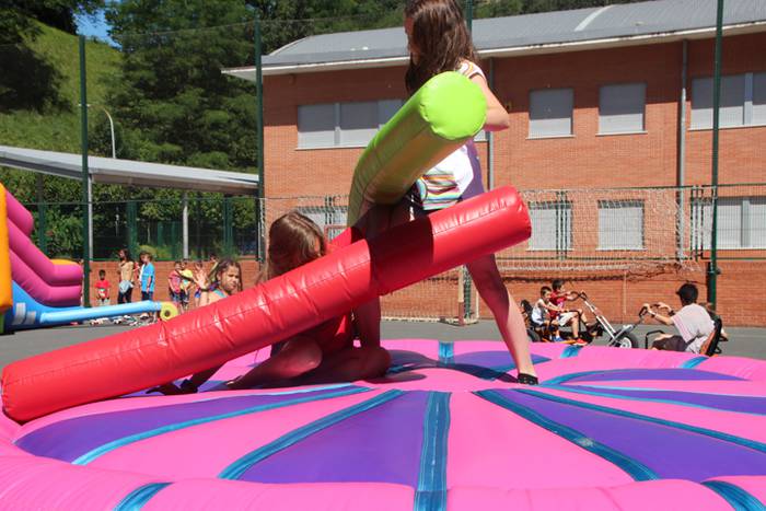 Haurrak jolasean, helduak jan eta edanean 12 1468671886094