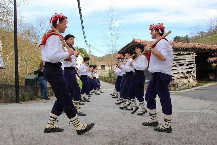 Ajerik gabe, makila eta lau  27 1551617888800