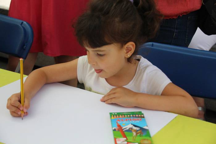 Haurrak beren dohaiak erakusten 25 1469532333838