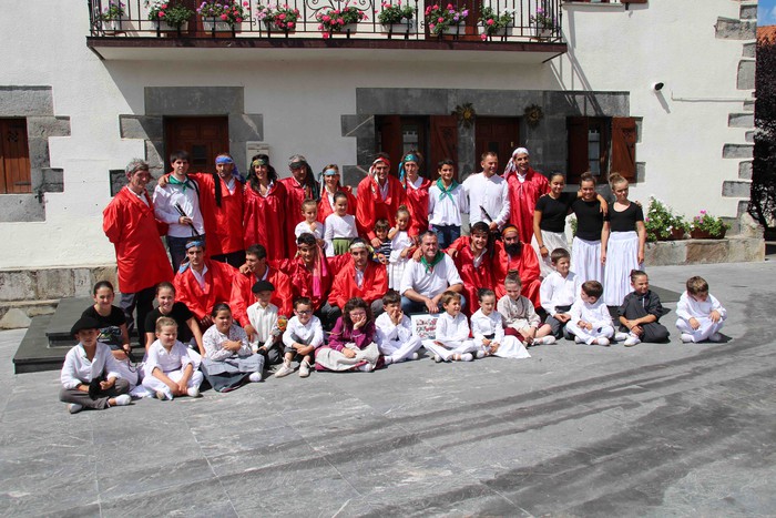 Emakumeak Adunako Axeri-dantzan, lehen aldiz - 121