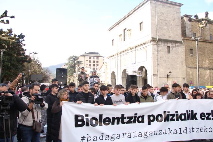 Azaroaren 17an deklaratuko du Xuhar Pazosek ertzainek foam pilotaz zauritu osteko auziarengatik