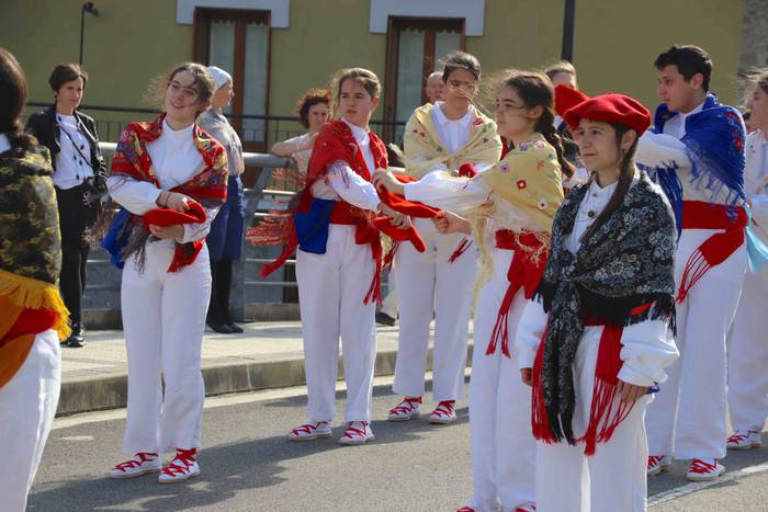 Dantzatzen duen herria 37 1581859457448