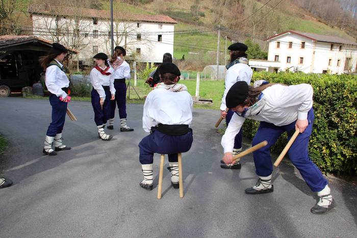 Ajerik gabe, makila eta lau  11 1551617779178