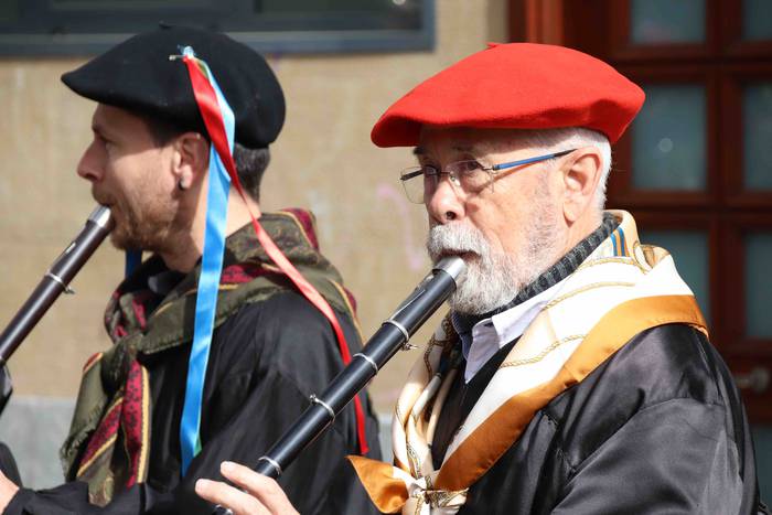 Ozen entzun dira txistularie 85 1551449267478