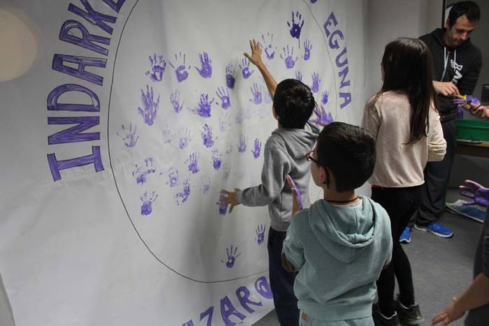 Azaroak 25 Ikaztegietako eskolan murala 15 1448454566277