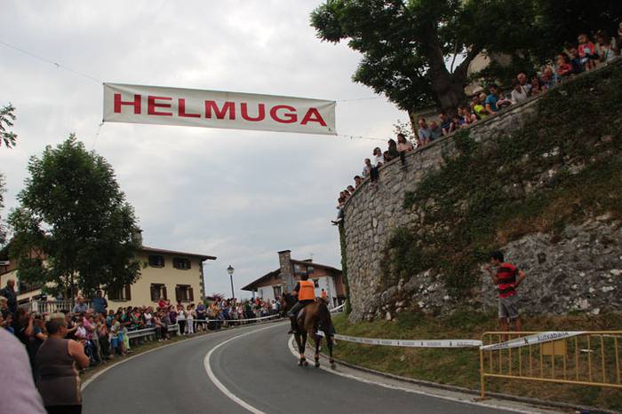 Zaldi gainean lasterka Abalt 28 1498413180991