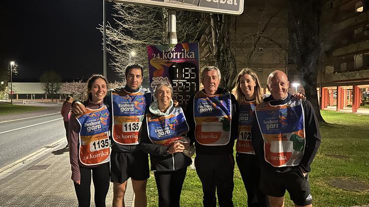 Olazabal-Egino familiak «harro» eraman du Atariaren lekukoa Tolosan