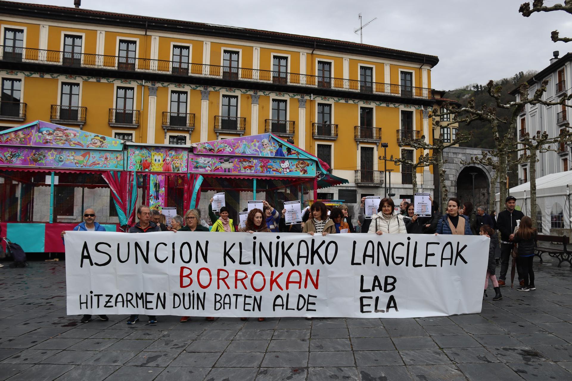 Asuncion Klinikako langileek elkarretaratzeak egingo dituzte Tolosako udaletxearen aurrean