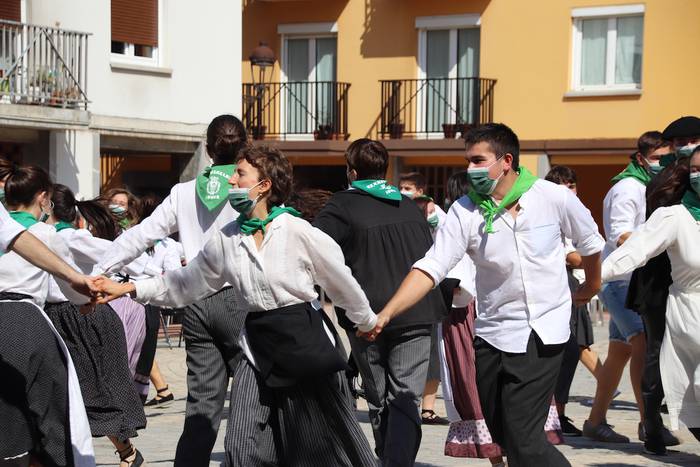 Berriro ere elkarri eskutik  90 1632576986108