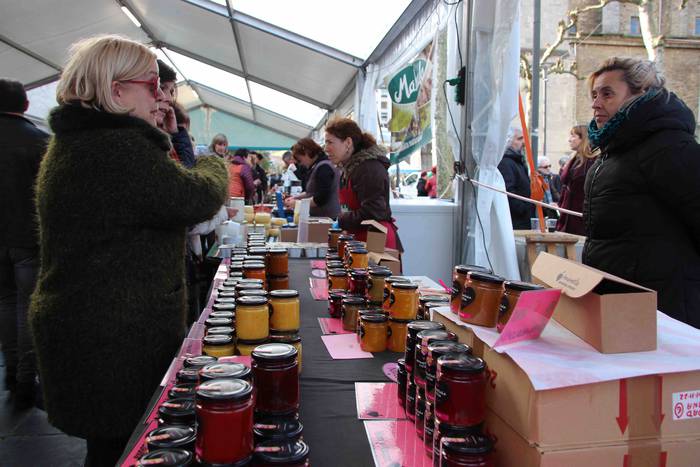 Gabonetako azokak jende asko 46 1576941770536