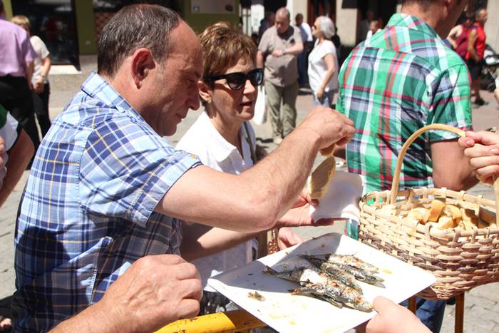 Haurrak jolasean, helduak jan eta edanean 67 1468672465823