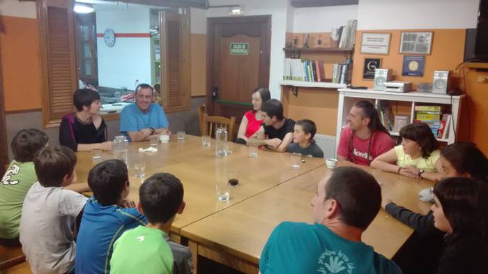 IKASTURTEARI BUKAERA BIKAINA EMAN DIOTE BERTSO-ESKOLETAKO IKASLEEK