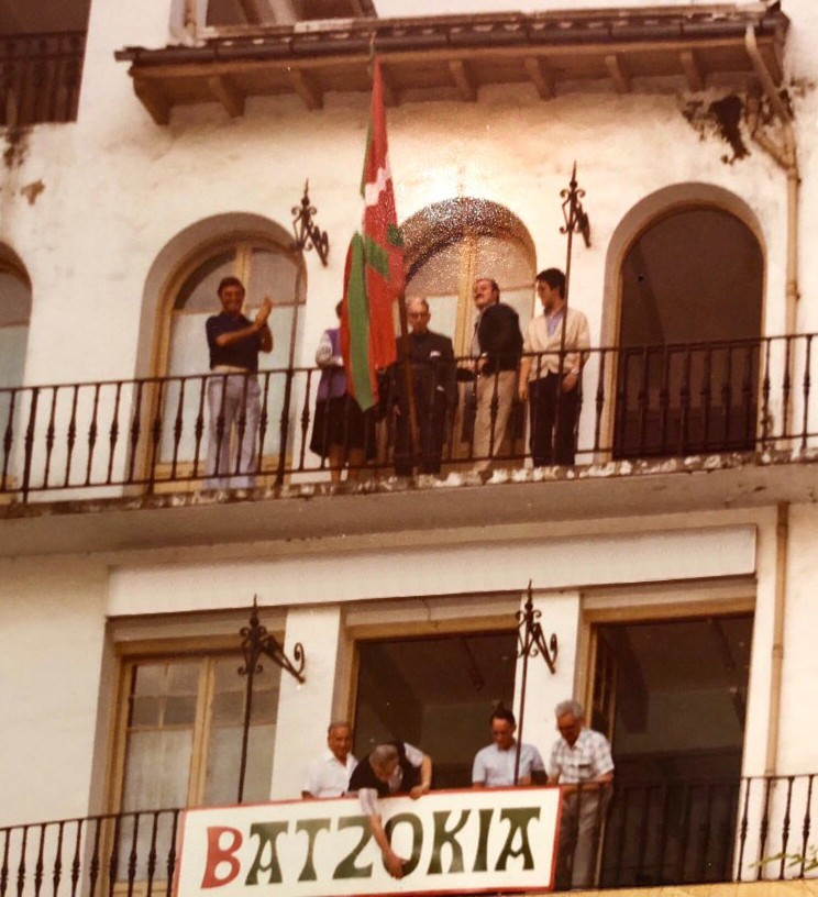 [GUTUNA] Geurea ikurriña
