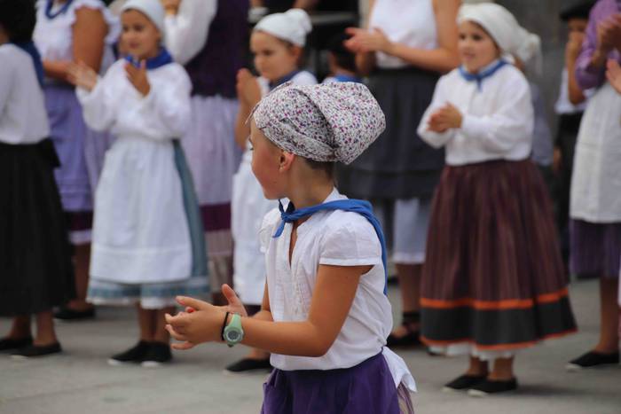 Dantzak, txistuak eta trikit 61 1565549105912