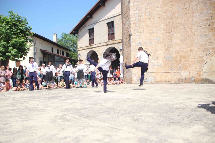 Emakumeak dantzari, lehenengo aldiz soka dantzan - 24