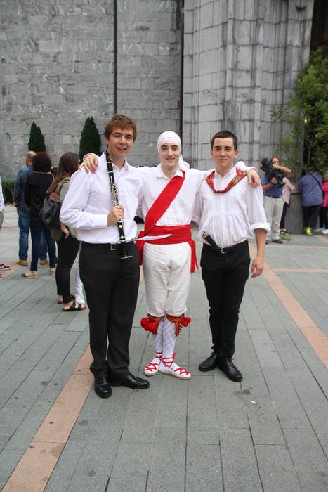 Santuek eta dantzariek poztu 5 1498312198216