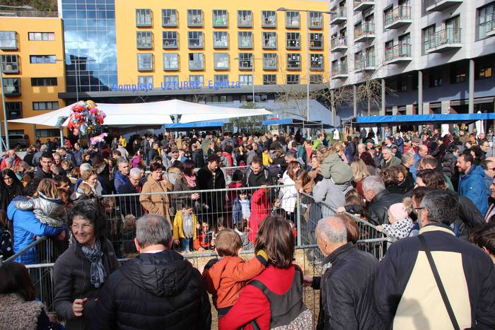 Gabonetako azokak jende asko 3 1576941742688