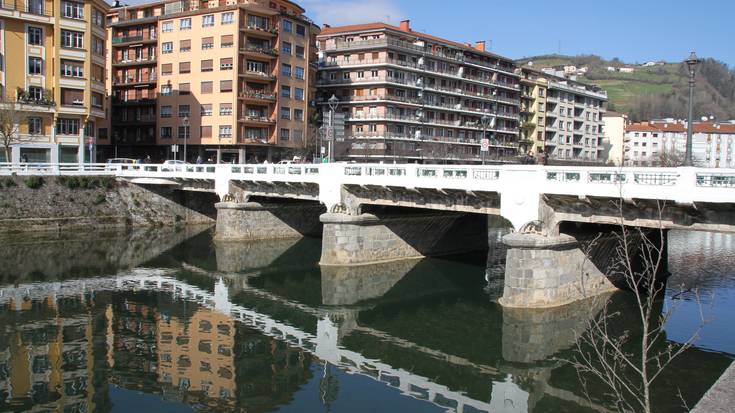 Tolosako jarduneko udalak esan du zubia ordezkatzeko diseinu berria egingo duela Urak