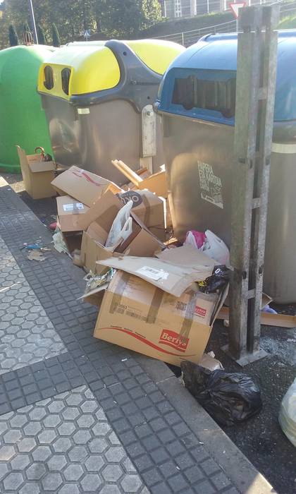 Kartoizko kaxak ondo tolestu, eta edukiontzi urdinera