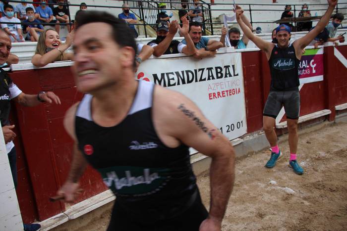 Izetatarrek jantzi dute txap 81 1624130540626