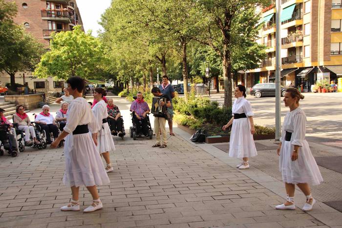 Helduenei dantza eginez hasi 7 1564057632882