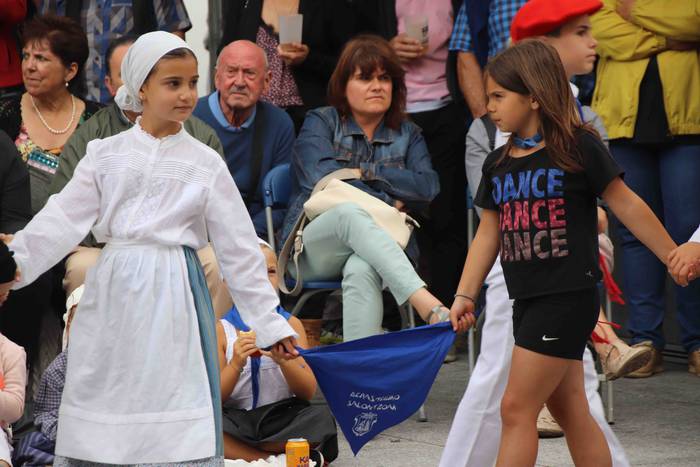 Dantzak, txistuak eta trikit 79 1565549118048