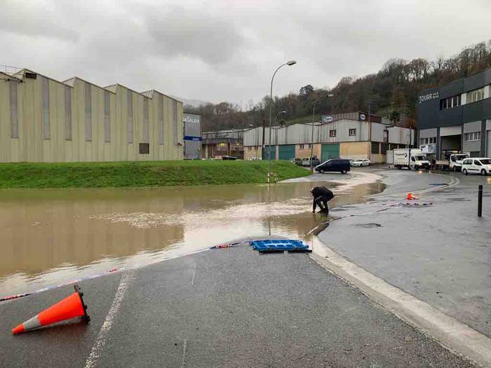 Urak eta lurrak gain hartu d 30 1639129526778