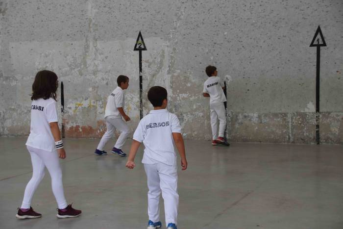 Zuriz jantzi zen Berrobiko f 12 1567409251705