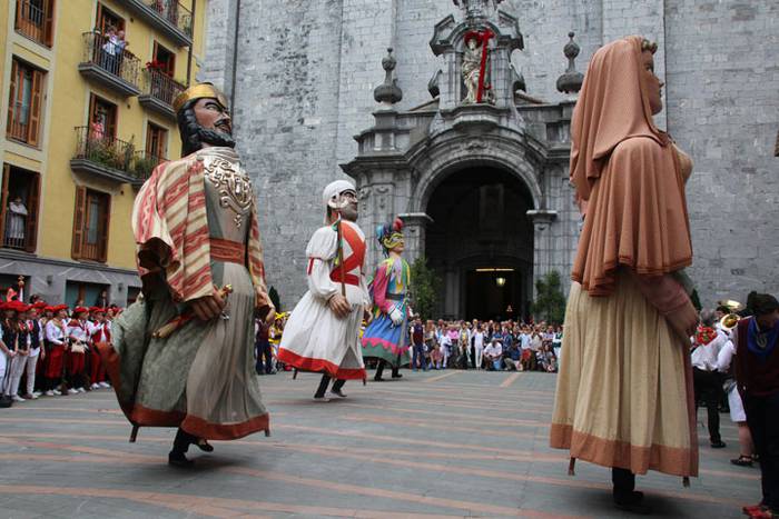 Santuek eta dantzariek poztu 21 1498312297347