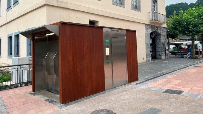 Erabilgarri dago Erreboteko plazako komun publiko berria