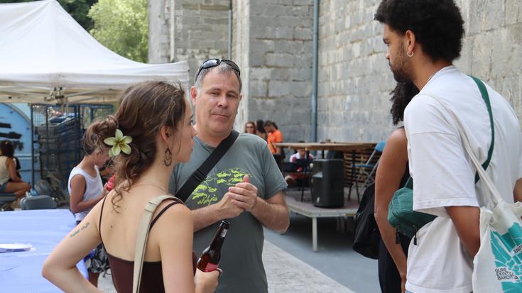 Elkartasun Eguna ospatzen ari dira Armeria plazan