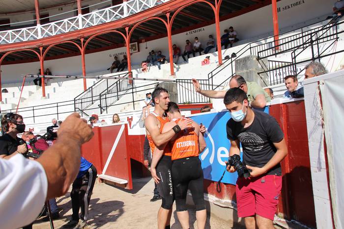 Izetatarrek jantzi dute txap 45 1624130527361