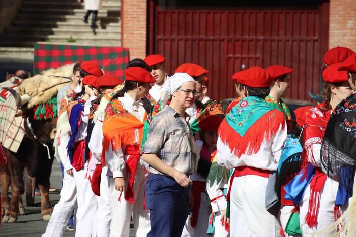 Dantzatzen duen herria 5 1581859425438