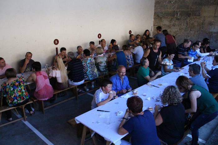 Helduak mahaiaren bueltan, e 1 1502640580671