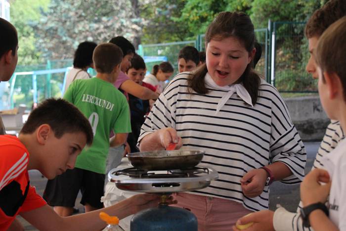 Haurrak beren dohaiak erakusten 2 1469532059642