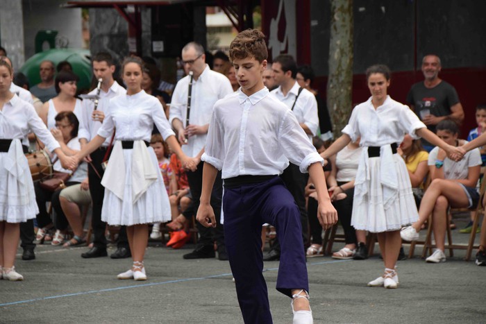 Soka dantzak jende ugari bildu du Errebote plazan - 21