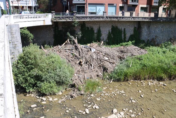 Uraren Agentzia Arrameleko zubiaren inguruan pilatutako hondakinak jasotzen hasiko da astelehenean