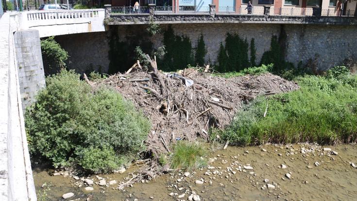 Uraren Agentzia Arrameleko zubiaren inguruan pilatutako hondakinak jasotzen hasiko da astelehenean