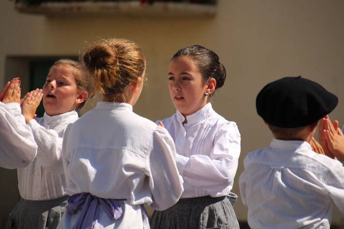 Axeriak dantzan Adunan 32 1471260869824